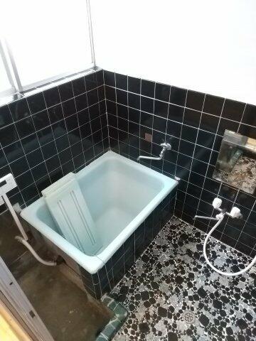 画像14:レトロなタイルのお風呂です 給湯器交換済みで追い焚きも可能です