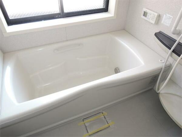 画像6:窓付きの明るい浴室