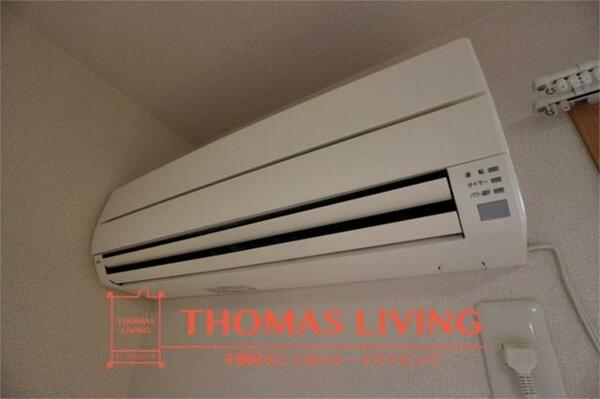 画像13:冷暖房機能付きエアコン