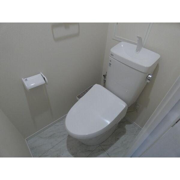 画像7:便利な収納棚付き、温水洗浄便座付きトイレ