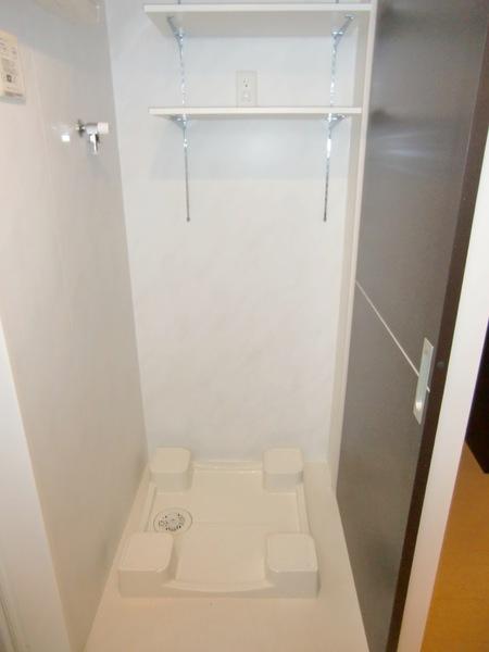 画像10:防水パン付室内洗濯機置場、棚付き