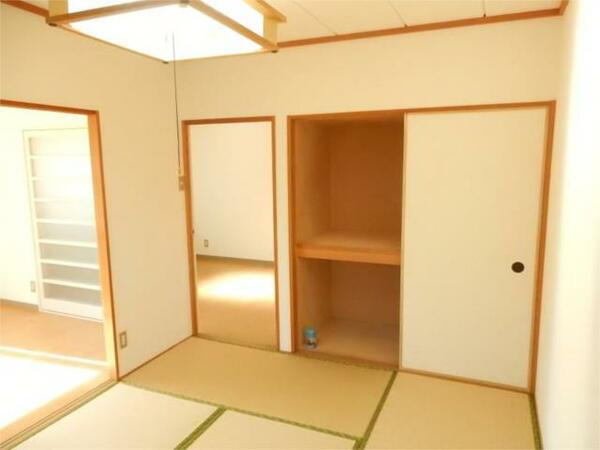 画像16:和室には布団収納に最適な押入があります