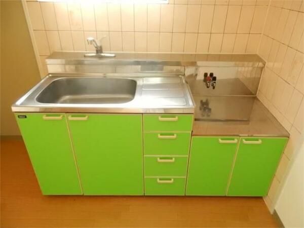 画像4:２口コンロが置ける明るいグリーンのキッチン
