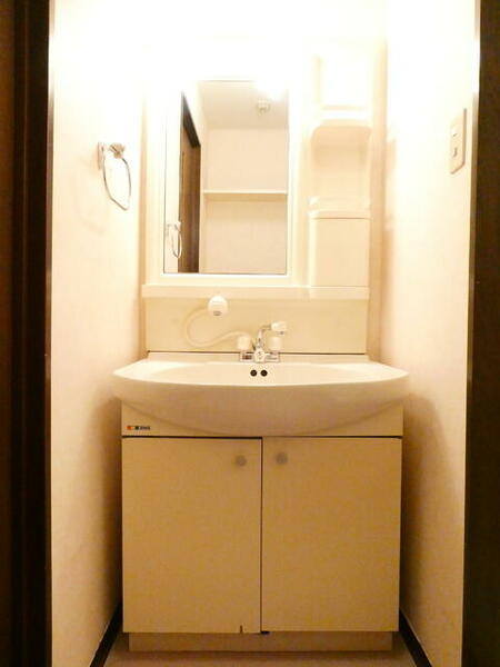 画像12:朝の支度に便利なシャワー付き洗面台です。