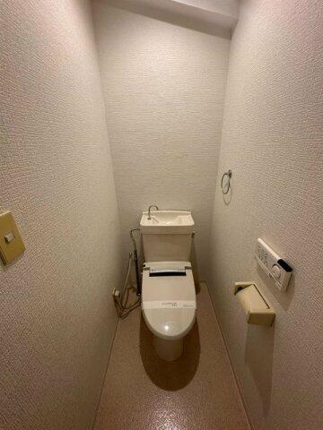 画像12:人気のシャワートイレ・バストイレ別です♪トイレが独立していると使いやすいですよね☆横にはタオルを掛け