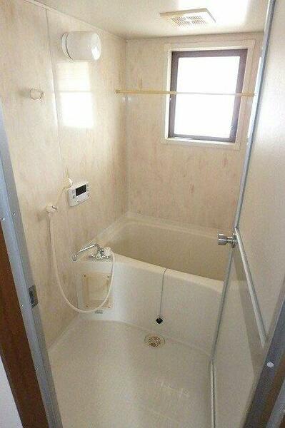 画像10:家族の入浴時間がずれても温められる追い焚き機能付きのバスルーム☆小窓があるので湿気がこもりにくくて