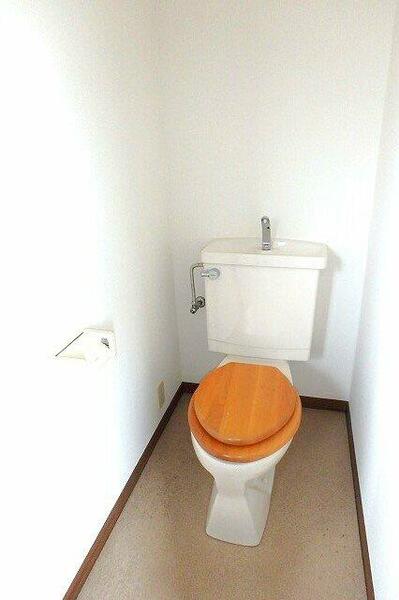 画像12:人気のバストイレ別です♪1階・2階両方にトイレがあるのがうれしいですよね♪