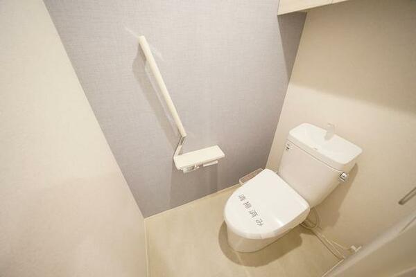 画像11:【リノベーション】【トイレ】手すりも新設して使い勝手を向上。一面にアクセントクロス採用することで雰囲