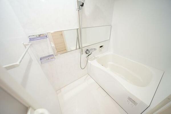 画像5:【リノベーション】【バスルーム】カラー壁面パネルがアクセントのバスルーム。洗濯物の乾燥や、冬に浴室内