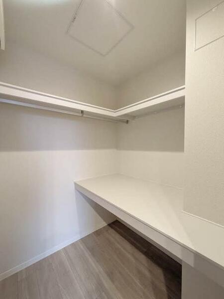 画像9:暖房洗浄便座仕様のトイレには収納棚が設置されています。