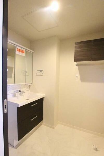 画像10:暖房洗浄便座仕様のトイレには収納棚が設置されています。