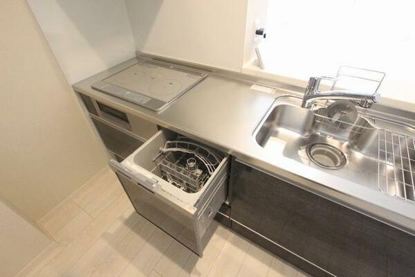 画像5:食器洗浄乾燥機付きのキッチンは毎日の家事を手助けしてくれる便利な設備です。