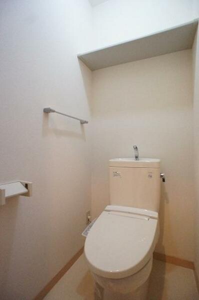 画像10:トイレはもちろん暖房機能付洗浄便器です！トイレの上部には空間を利用し、トイレットペーパー等をストック