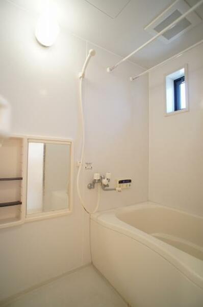 画像9:小窓のある明るい浴室は換気しやすくいつでも清潔！もちろん追い焚き機能付き♪