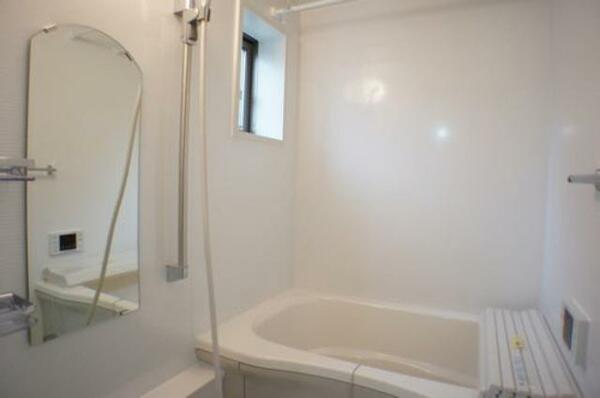 画像12:２４時間換気システム＆物干し竿付きの浴室です。清潔感溢れるホワイトで統一されています。＊蓋は含みませ