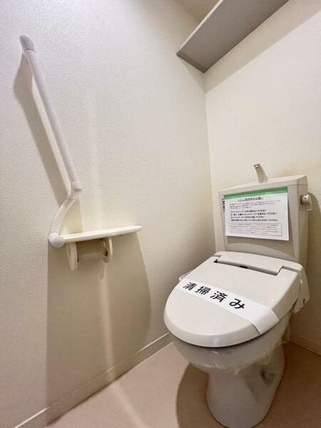 画像15:【トイレ】今や老若男女に必須アイテムの洗浄機能付暖房便座です！上部には空間を利用しトイレットペーパー
