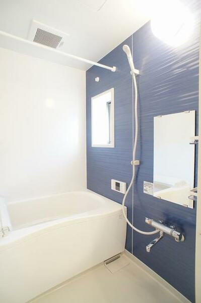 画像9:１日の疲れを取るお風呂は壁の一面だけ色を変えてアクセントを付けています。