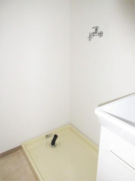 画像7:洗面所には防水パン付の洗濯機置き場あり