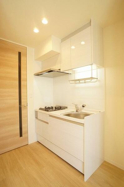 画像10:キッチンは浄水機能の付いたシャワー水栓があります。下部の収納もスライドタイプなので、奥にしまった収納