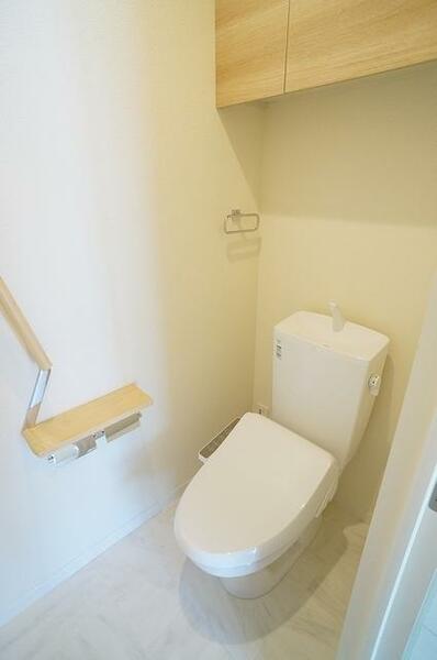 画像13:トイレの背面には衛生用品のストックに便利な扉付きの収納棚を用意しています。