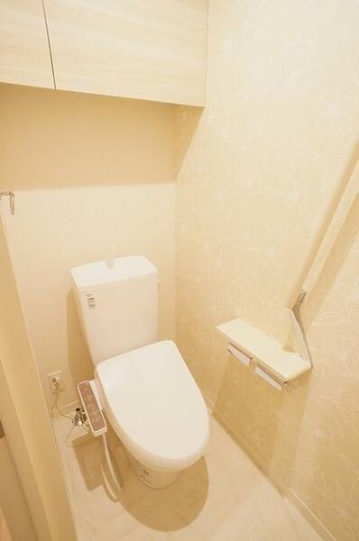 画像8:トイレはもちろん洗浄機能付き暖房便座です。さりげなく壁一面にアクセントクロスを使用。上部には扉付きの