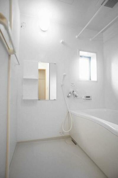 画像12:■浴室■１日の疲れを癒してくれる浴室は換気に嬉しい小窓付♪