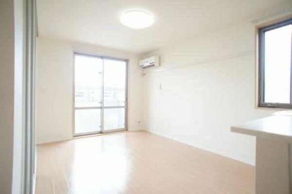 画像3:★ＬＤＫ★ハイサッシを採用した開放感のあるリビング。居室照明とエアコン付きで入居時に持ち込み・購入頂