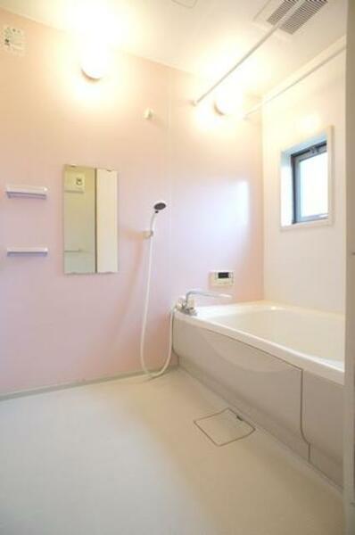 画像9:■浴室■１日の疲れを取るお風呂は壁の一面だけ色を変えてアクセントを付けています。沸かし直しができて経