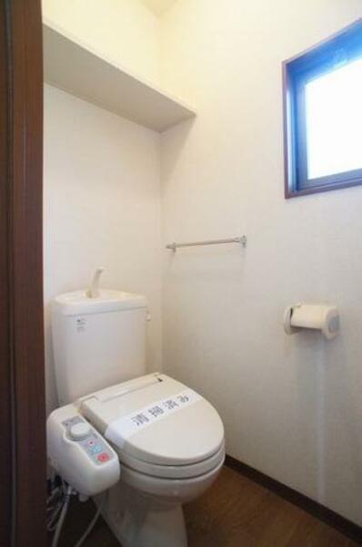 画像12:☆トイレ☆快適必須設備暖房洗浄便座です。上部には収納棚も設置