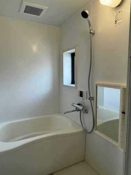 その他画像：浴室にはサーモスタット式混合水栓を採用／追い炊き機能付きの浴室です