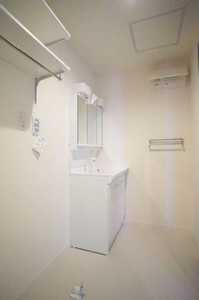 画像10:◆洗面所◆洗髪洗面化粧台はシャワー付き・ボウルが大き目で、扱いやすいです！室内洗濯機スペース、収納棚