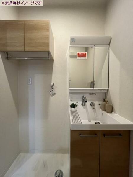 画像10:洗面所スペースにはランドリーラックがついています。６００ｍｍ幅の洗髪洗面化粧台となっております。