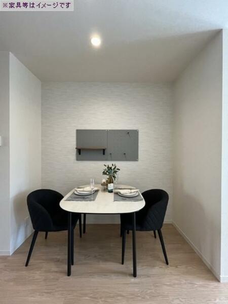 画像7:ＬＤＫのキッチン横はテーブルを置いて食事スペースに。壁にはマルチペグボードがついています。