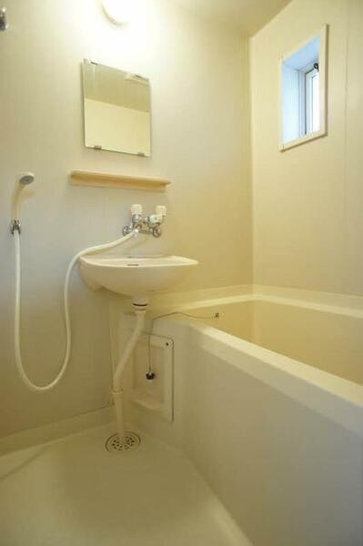 画像12:☆浴室にも小窓が付いているため、換気も行え、大変便利です。