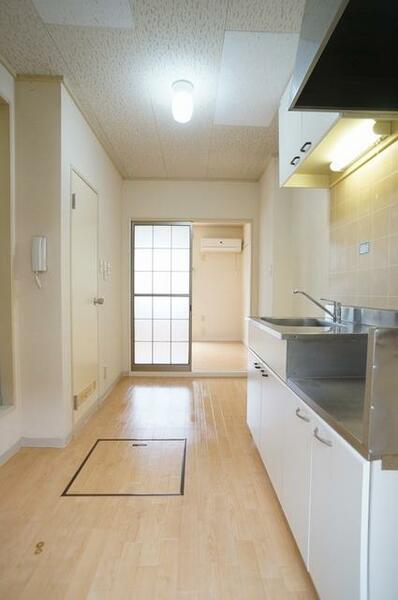 画像15:【Kitchen】床下収納庫があるので、こちらに収納できて便利です。