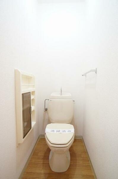 画像16:【トイレ】トイレもくつろぎの空間になるかもしれません。ペーパーホルダーはもちろん、タオル掛けもござい