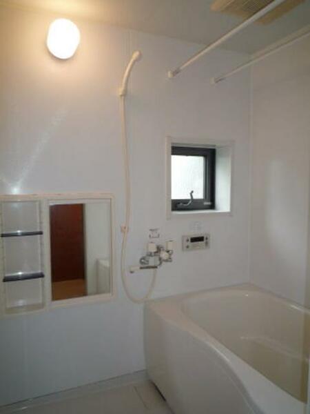 画像11:【浴室】浴室には小窓付き☆シャンプーなどの小物を置く棚や鏡も付いています☆