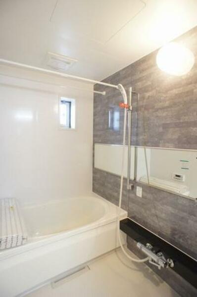 画像12:アクセントウォールがおしゃれな浴室◎壁を横切る大きなミラーで空間に広がりを感じます！温度調節が簡単に