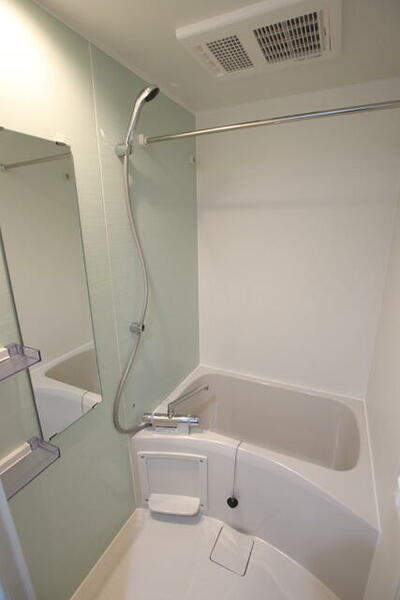 画像4:白を基調とした浴室です