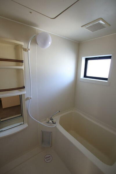 画像3:小窓があり明るいバスルーム♪
