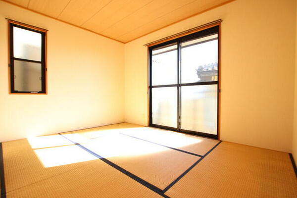画像8:和室6帖　2面採光で明るいお部屋です♪