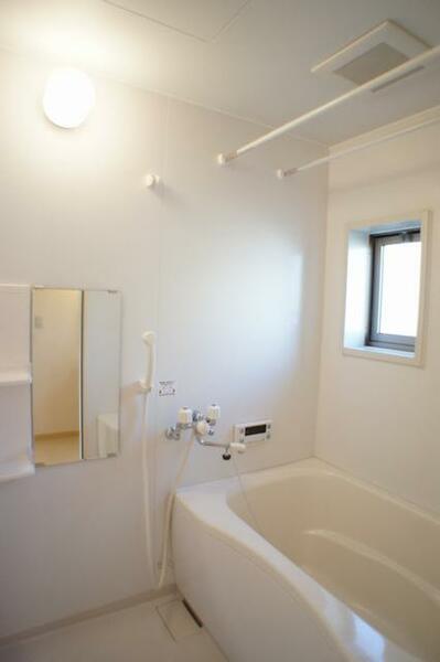 画像10:バスルームは白を基調にした、清潔感のある色合いです。