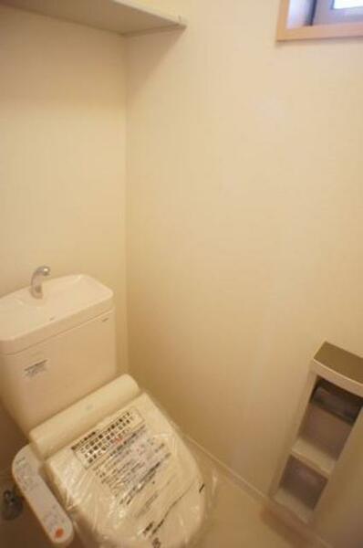画像12:【トイレ】温水洗浄機能付き便座！便利な収納棚も付いています！