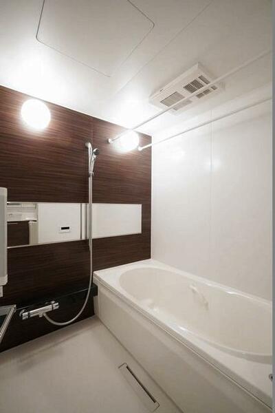 画像16:【バスルーム】浴室暖房乾燥機、ワンストップシャワー、サーモスタット水栓などの最新設備を整えたゆったり