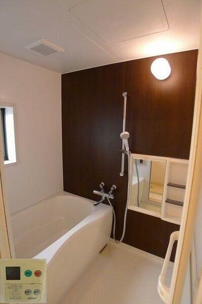 画像11:浴室にはシャワーの高さが調整できる機能と追焚機能付き