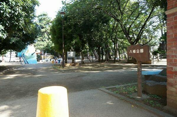 画像2:道路向かいの「八幡公園」天気の良い日は公園で過ごしてみては♪