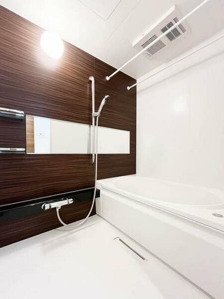 画像10:★【浴室】24時間換気システム採用。アクセントパネルがとてもお洒落ですよ！なんと浴室暖房乾燥機もついて