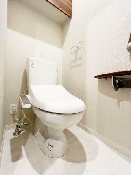 画像11:★【トイレ】洗浄機能付暖房便座です！上部には空間を利用しトイレットペーパー等をストックできる棚が付い