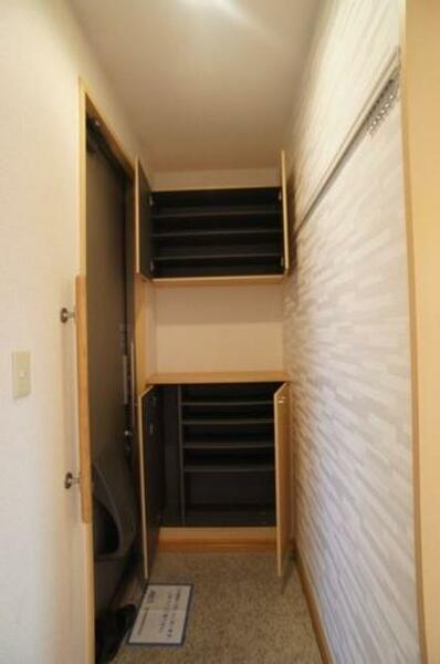 画像11:玄関は手すり付で安全面に配慮しております。上下の棚で靴の収納量も豊富です。