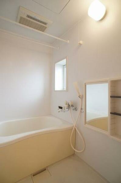 画像9:浴室は追焚給湯付です。こちらも小窓付です。浴室換気乾燥機も設置。
